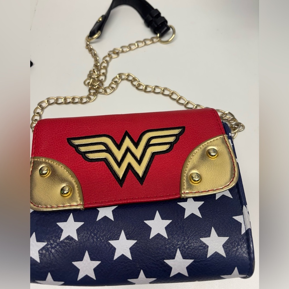 Bioworld DC Comics Wonder Woman Juniors Sidekick crossbody handbag - Picture 2 of 6